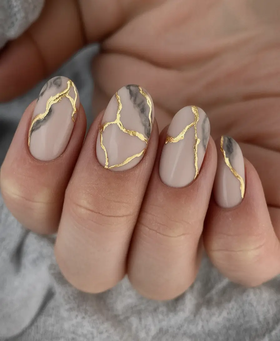 christmas-gel-nails-designs-Marble-Luxe-Touch