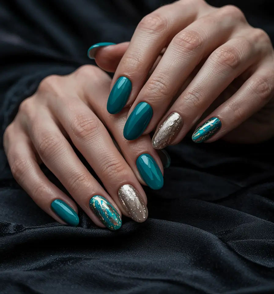 winter-nails-colors-2025 Emerald Glow