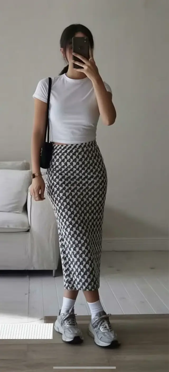 comfy casual spring outfits 2026 Graphic patterns meeting easy minimal layers